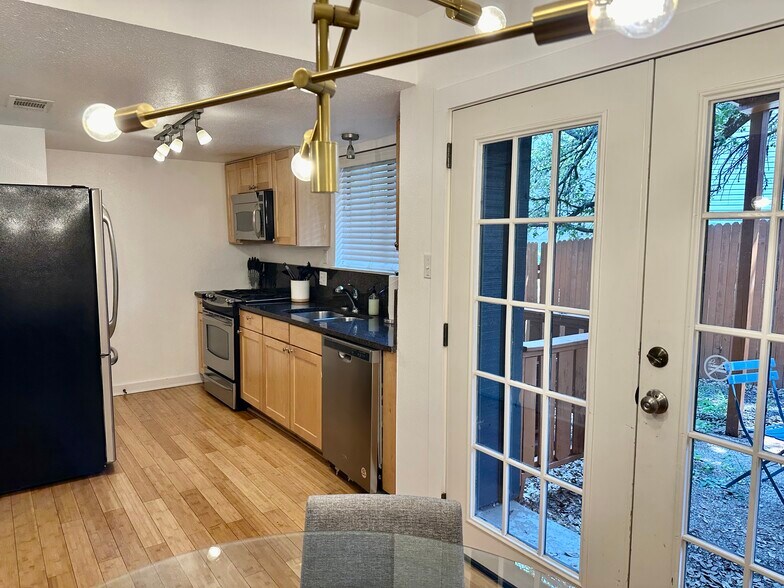 More Photos Of 708-800 S 1st St, Austin Multifamily For Sale