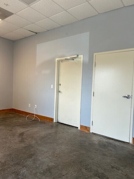 More Photos Of 13460 Rickenbacker Pky, Fort Myers Light Distribution For Lease