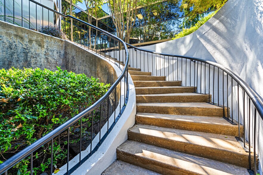 More Photos Of 4004 Belt Line Rd, Addison Unknown For Lease