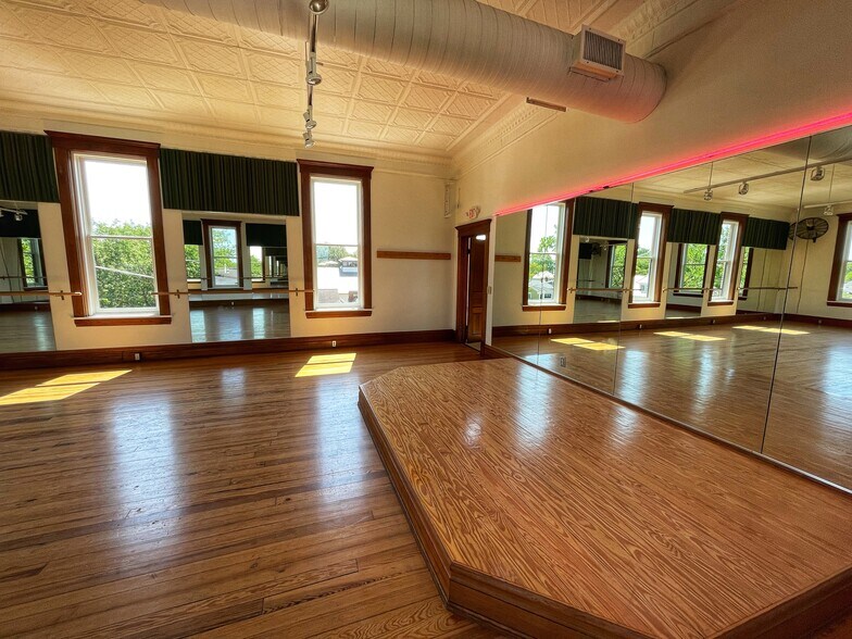 More Photos Of 19 E Waterloo St, Canal Winchester Storefront Retail Office For Lease