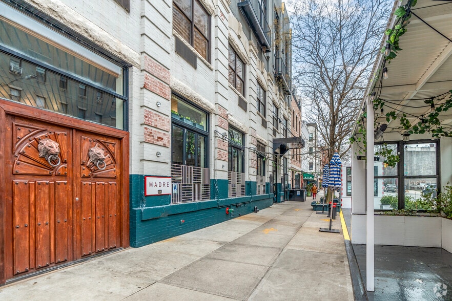More Photos Of 214 Franklin St, Brooklyn Hotel For Lease