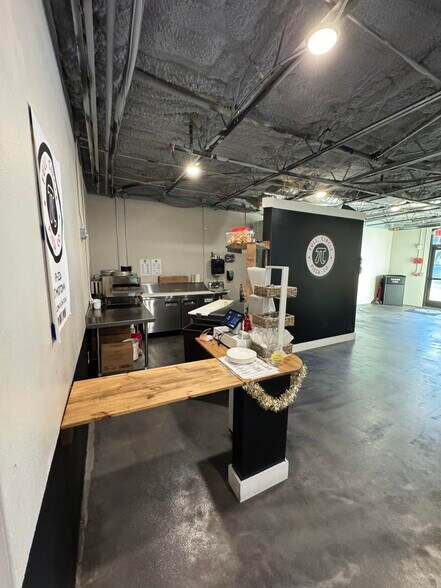 More Photos Of 235 NE Watula Ave, Ocala General Retail For Sale