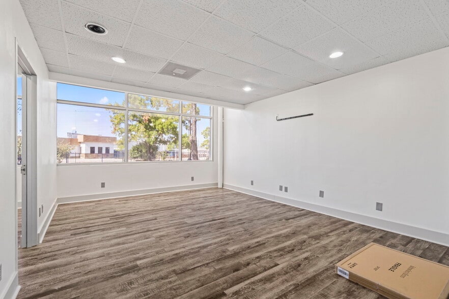 More Photos Of 25010 Oakhurst Dr, Spring Medical For Sale