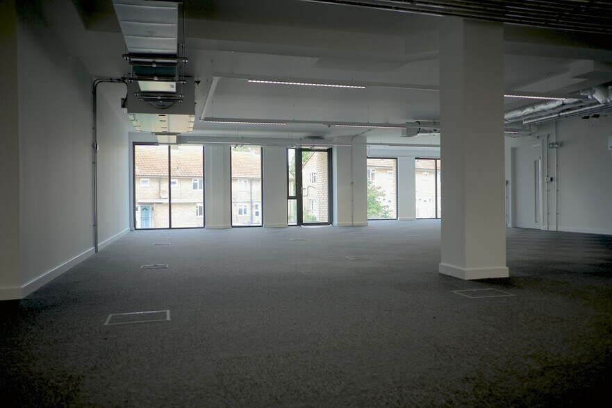 More Photos Of 101 Queen Caroline St, London Movie Radio TVStudio For Lease