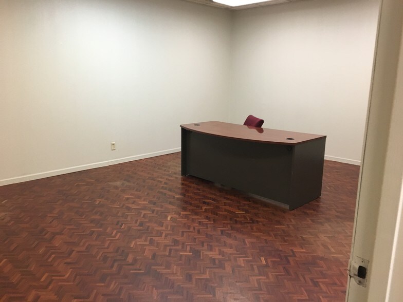 More Photos Of 2021 Tyler St, Hollywood Office For Lease