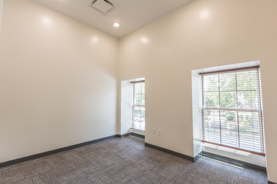 More Photos Of 130 W Trade St, Dallas General Retail For Lease