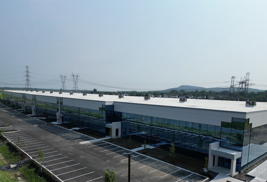 More Photos Of 960-1000 Rue Parent, St-Bruno-de-Montarville Distribution For Lease