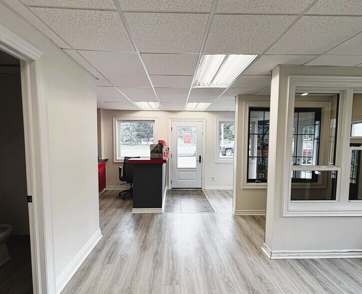 More Photos Of 3432 Princess St, Westbrook Showroom For Sale