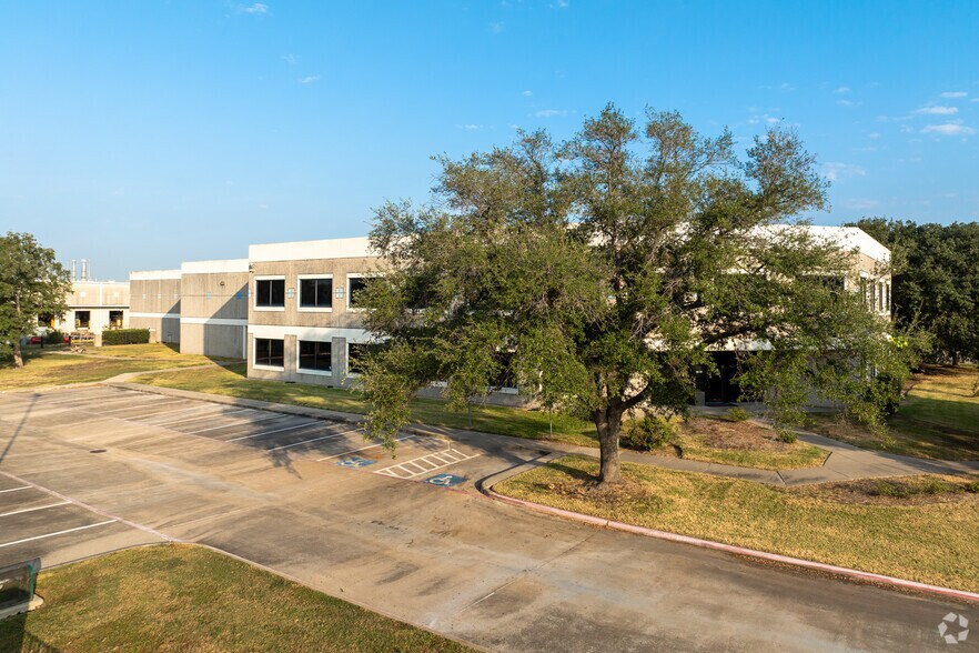 More Photos Of 10600 Corporate Dr, Stafford Warehouse For Lease