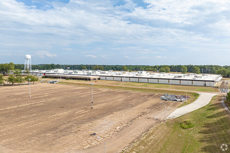 More Photos Of 1001 Industrial Park Dr, Clinton Manufacturing For Lease