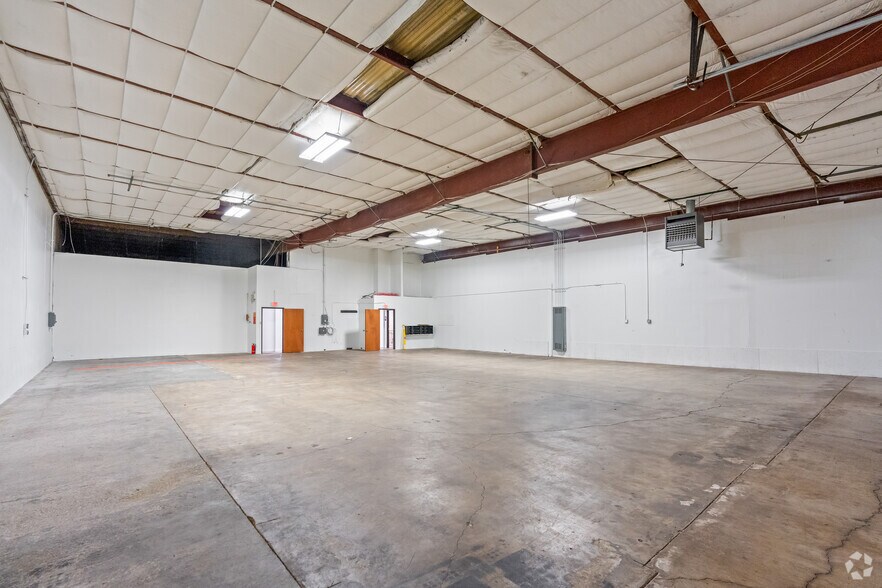More Photos Of 1213 W Carrier Pky, Grand Prairie Unknown For Lease