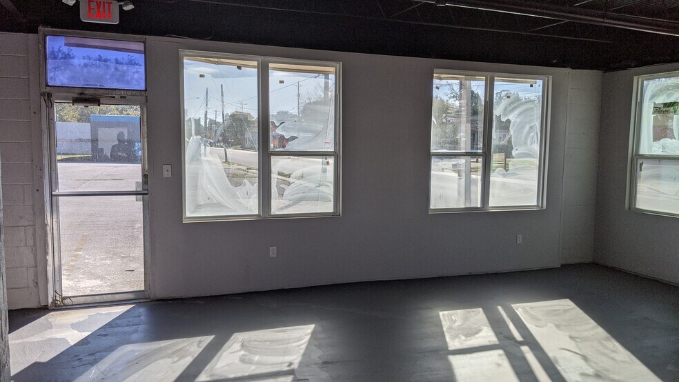 More Photos Of 200 E Texas Ave, Baytown Freestanding For Lease