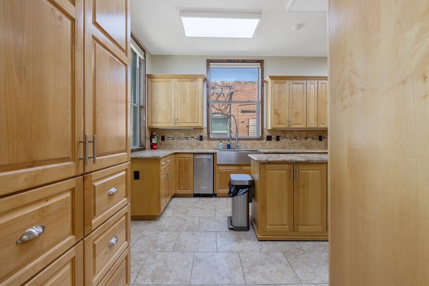 More Photos Of 128 S E St, Exeter Storefront For Sale