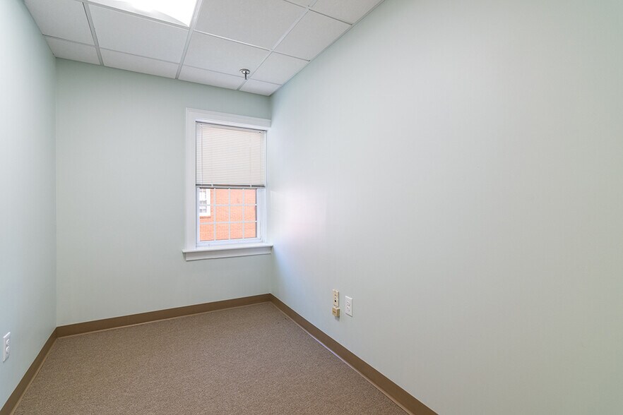 More Photos Of 400 Massasoit Ave, East Providence Medical For Sale