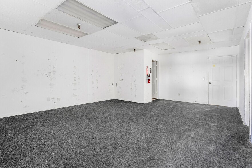 More Photos Of 1979 10th Ave N, Lake Worth Beach Light Distribution For Sale