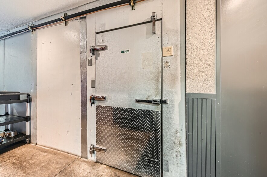 More Photos Of 4343 SE Hawthorne Blvd, Portland Restaurant For Sale
