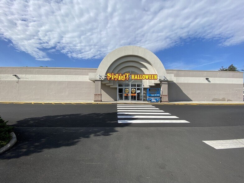 More Photos Of 651 State Route 17 S, Paramus Unknown For Lease