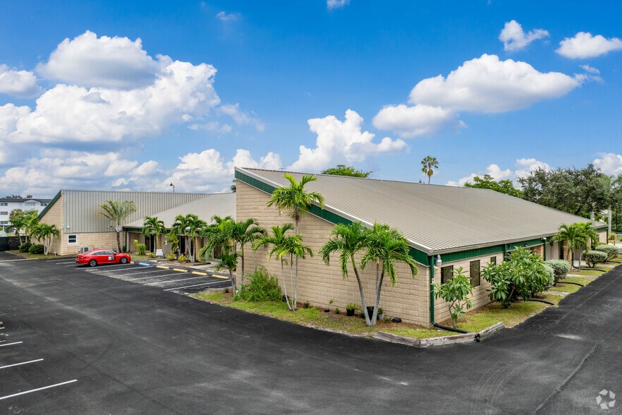 More Photos Of 2120 Collier Ave, Fort Myers Unknown For Lease