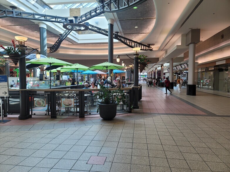 More Photos Of 5800 Boul Cavendish, Cote-St-Luc Unknown For Lease