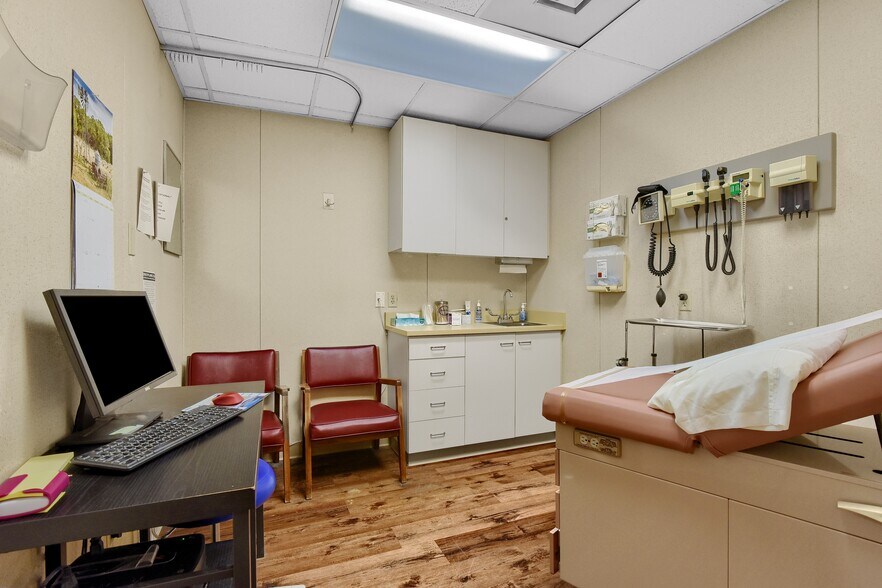 More Photos Of 425 N Highland Ave, Sherman Medical For Sale