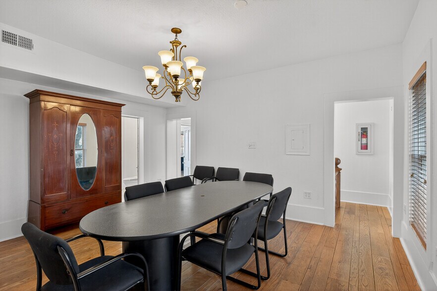 More Photos Of 119 Avenue G, Marble Falls Office For Sale