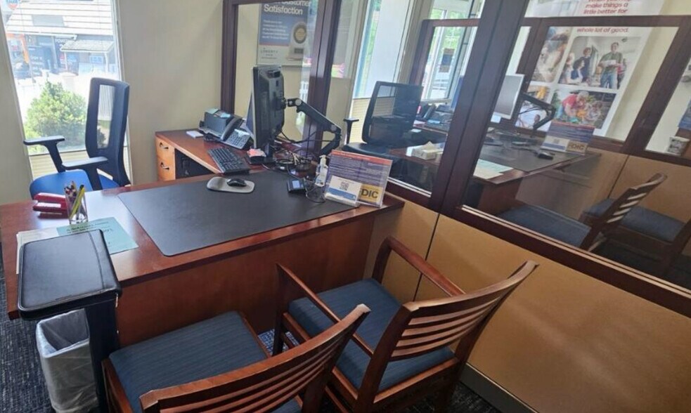 More Photos Of 116 Bridge Rd, Haddam Bank For Lease