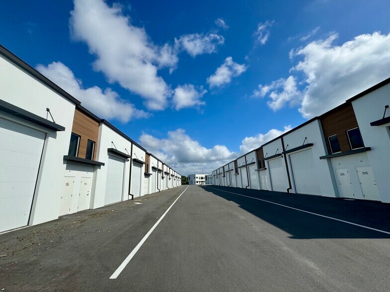 More Photos Of 5451 Communications Pky, Lakewood Ranch Showroom For Sale