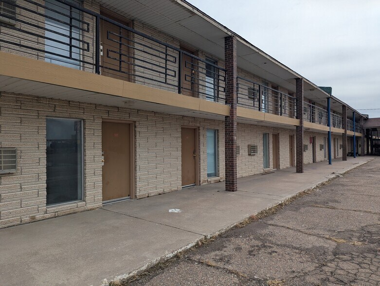 More Photos Of 450 S Lincoln St, Burlington Hotel For Sale