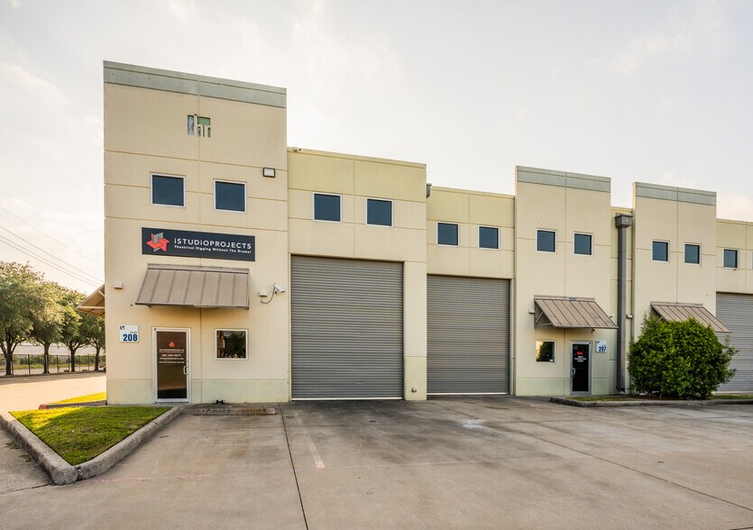 More Photos Of 5750 N Sam Houston Pky E, Houston Warehouse For Lease