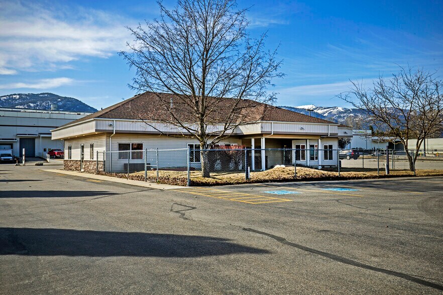 More Photos Of 137 McGhee Rd, Kootenai Storefront Retail Office For Sale