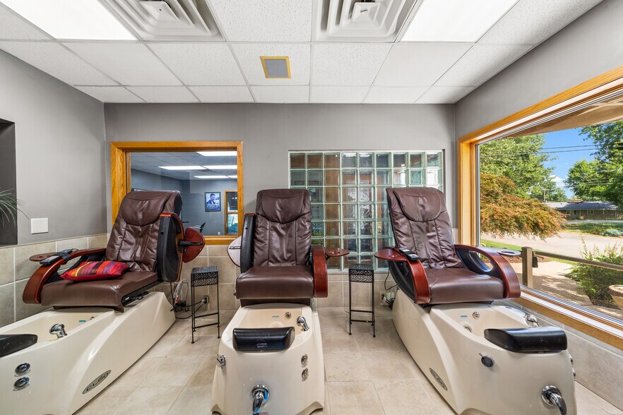 More Photos Of 6071 Old Middle Ridge Rd, Lorain Office For Sale