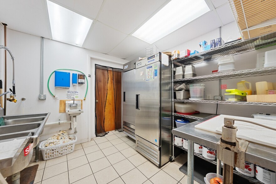 More Photos Of 7697 E Harbor Rd, Lakeside Marblehead Convenience Store For Sale