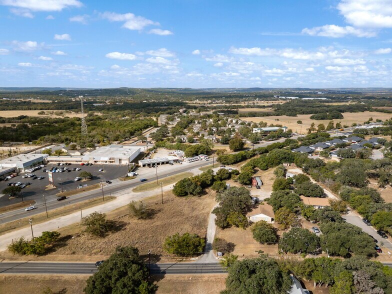 More Photos Of 930 N School St, Boerne Office For Sale