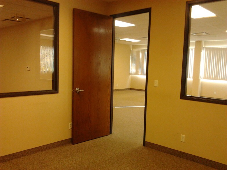 More Photos Of 5402 Gateway Ctr, Flint Office For Lease