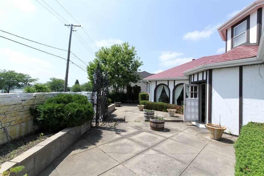 More Photos Of 220 Rand Rd, Lakemoor Restaurant For Lease