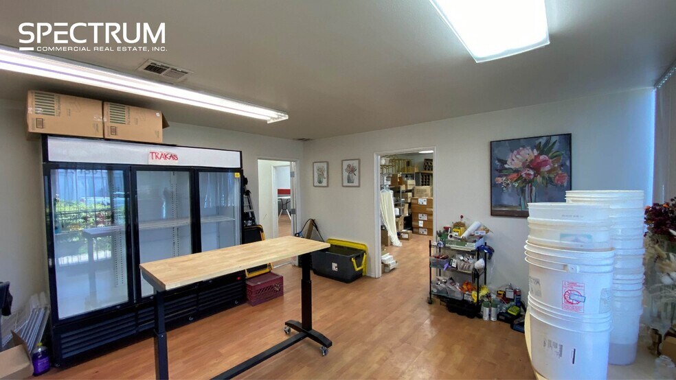 More Photos Of 10140-10158 Canoga Ave, Chatsworth Service For Lease