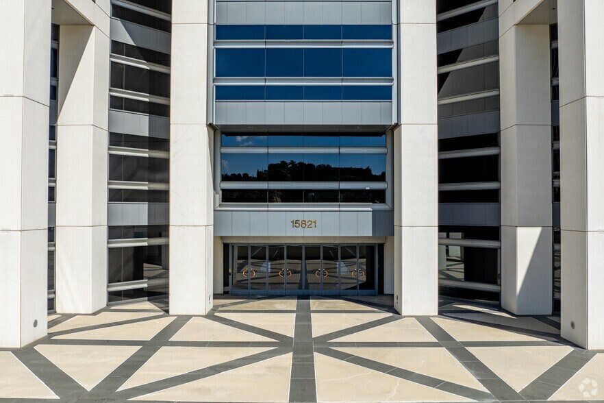 More Photos Of 15821 Ventura Blvd, Encino Office For Lease