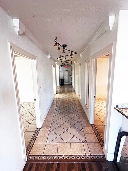 More Photos Of 107 S Ascarate St, El Paso Flex For Sale