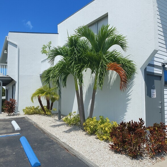 More Photos Of 2015 S Tuttle Ave, Sarasota Medical For Lease