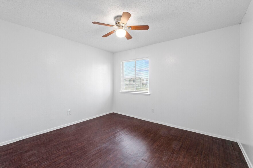 More Photos Of 6913 Wentworth Dr, Austin Multifamily For Sale