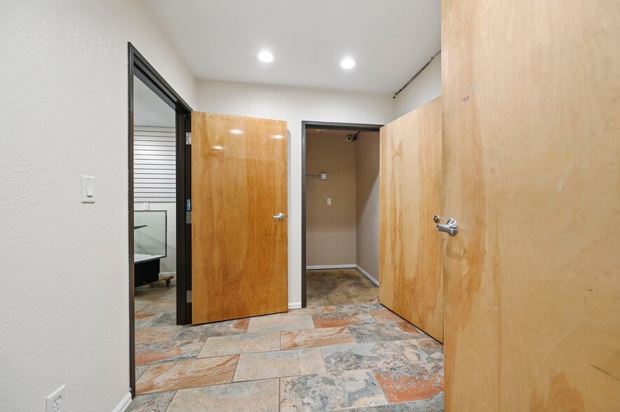 More Photos Of 319 N Bonfoy Ave, Colorado Springs Warehouse For Sale