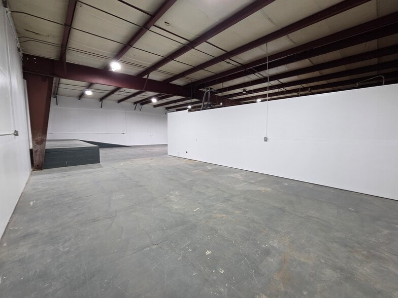 More Photos Of 3359-3399 Hawthorne Ave NE, Salem Warehouse For Lease