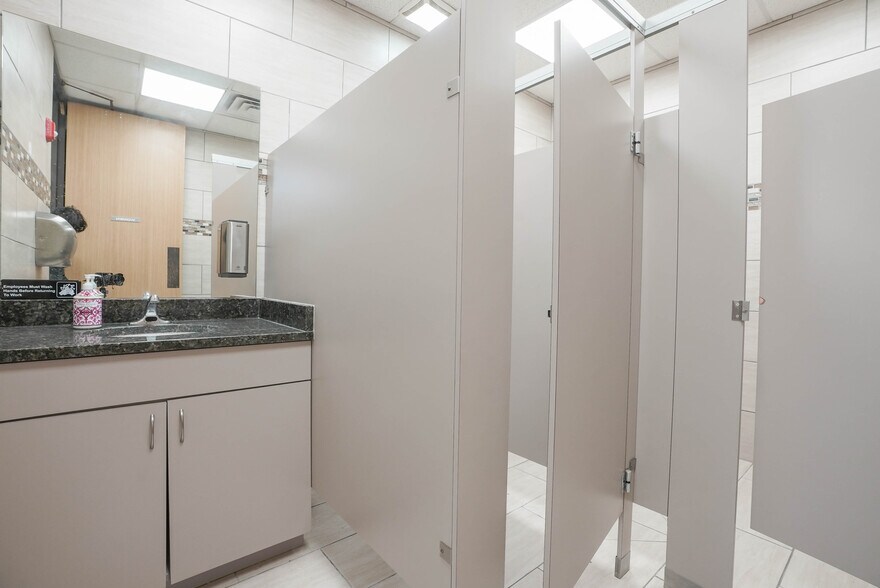 More Photos Of 10410 Corporate Dr, Sugar Land Research And Development For Lease