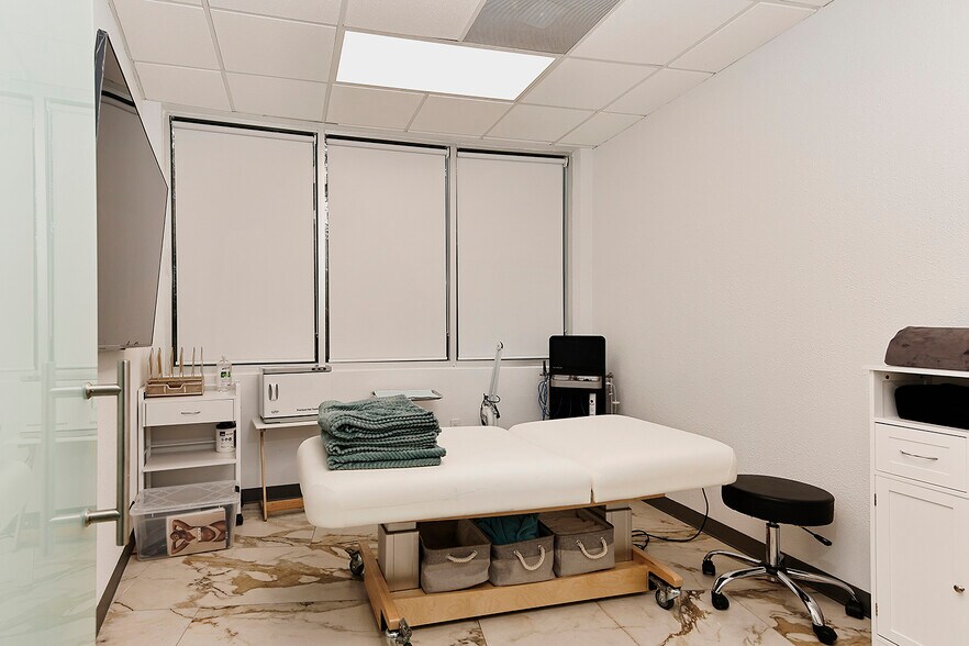 More Photos Of 114 Vision Park Blvd, Shenandoah Office For Sale