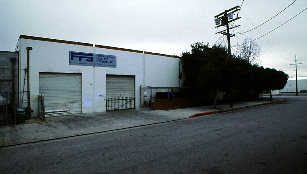 More Photos Of 16641 Roscoe Pl, North Hills Warehouse For Lease