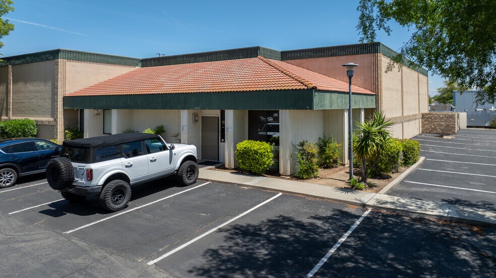 More Photos Of 5748 E Shields Ave, Fresno Warehouse For Lease