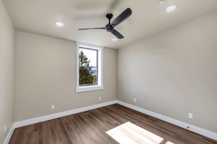 More Photos Of 217 Simmons St, Mccall Showroom For Sale