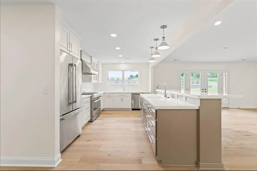 More Photos Of 1805 S 8th Ave E, Newton Specialty For Sale