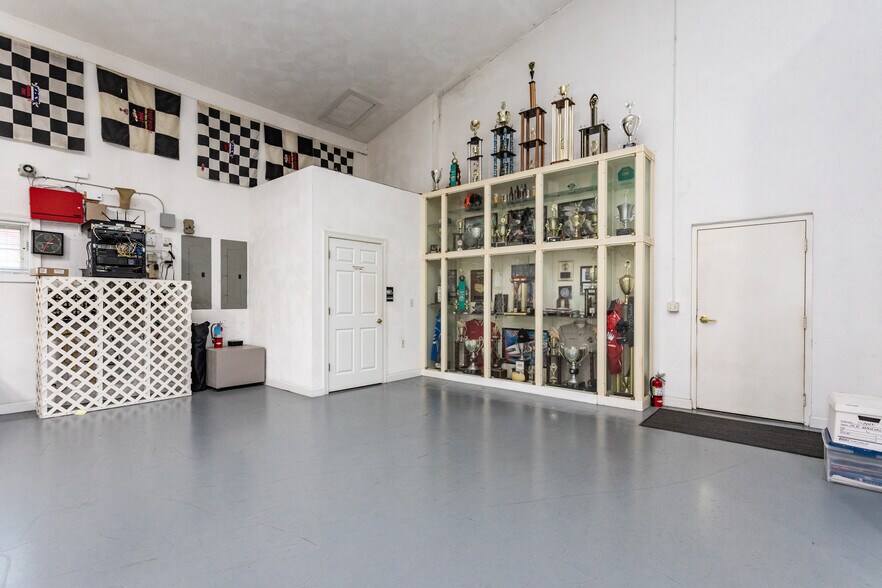 More Photos Of 1186 S State Route 157, Edwardsville Loft Creative Space For Sale