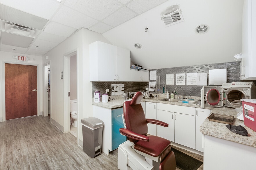 More Photos Of 1100-1108 Hospital Dr, Stockbridge Medical For Lease